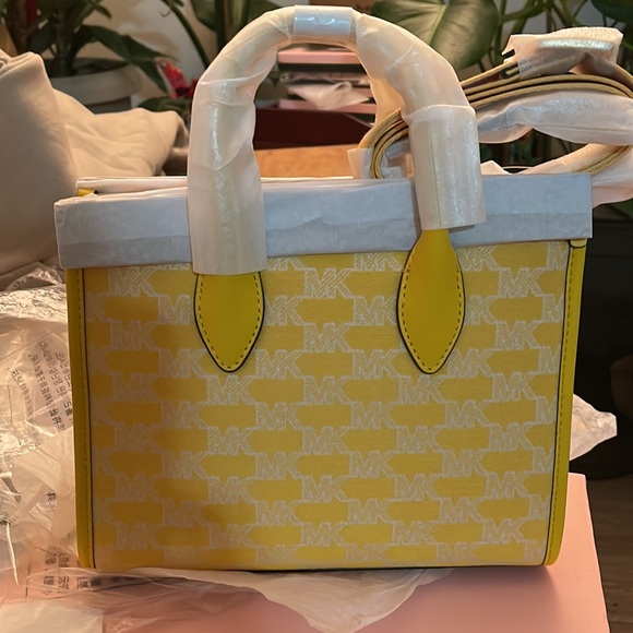 Brandnew MK Mirella Small Tote - Picture 2 of 7